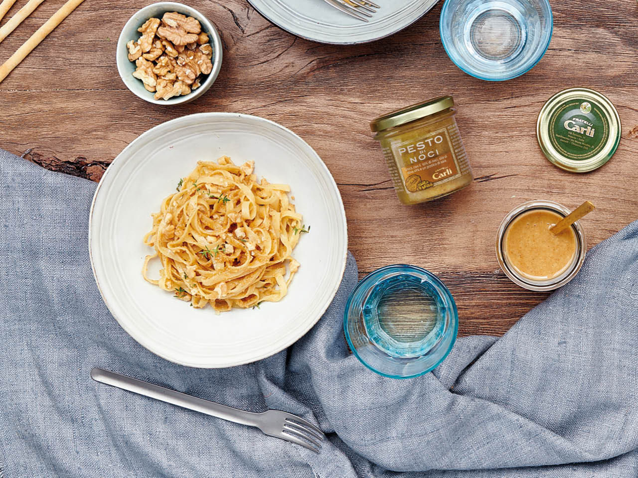 piatti di spaghetti alla salsa di noci