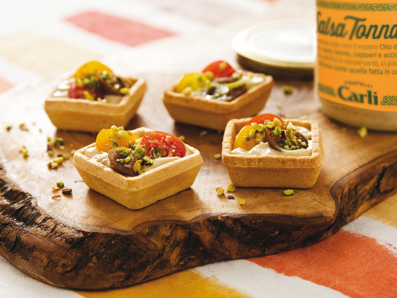 Tartine con salsa tonnata e pomodorini