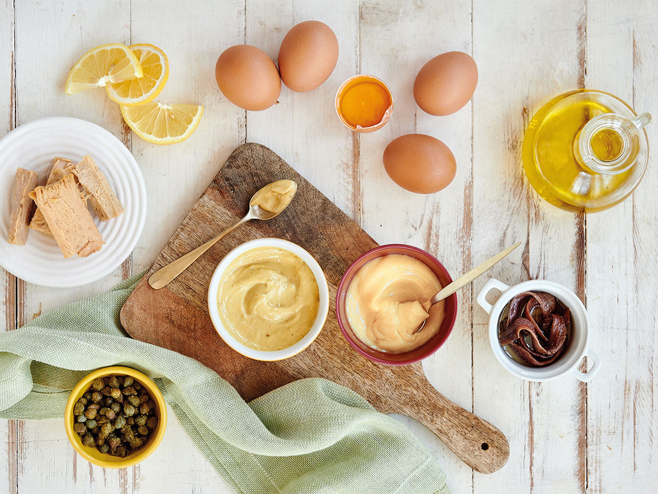 Gli ingredienti della Salsa Tonnata Fratelli Carli: OLIO CARLI, uova fresche, acciughe, capperi, Tonno e limone