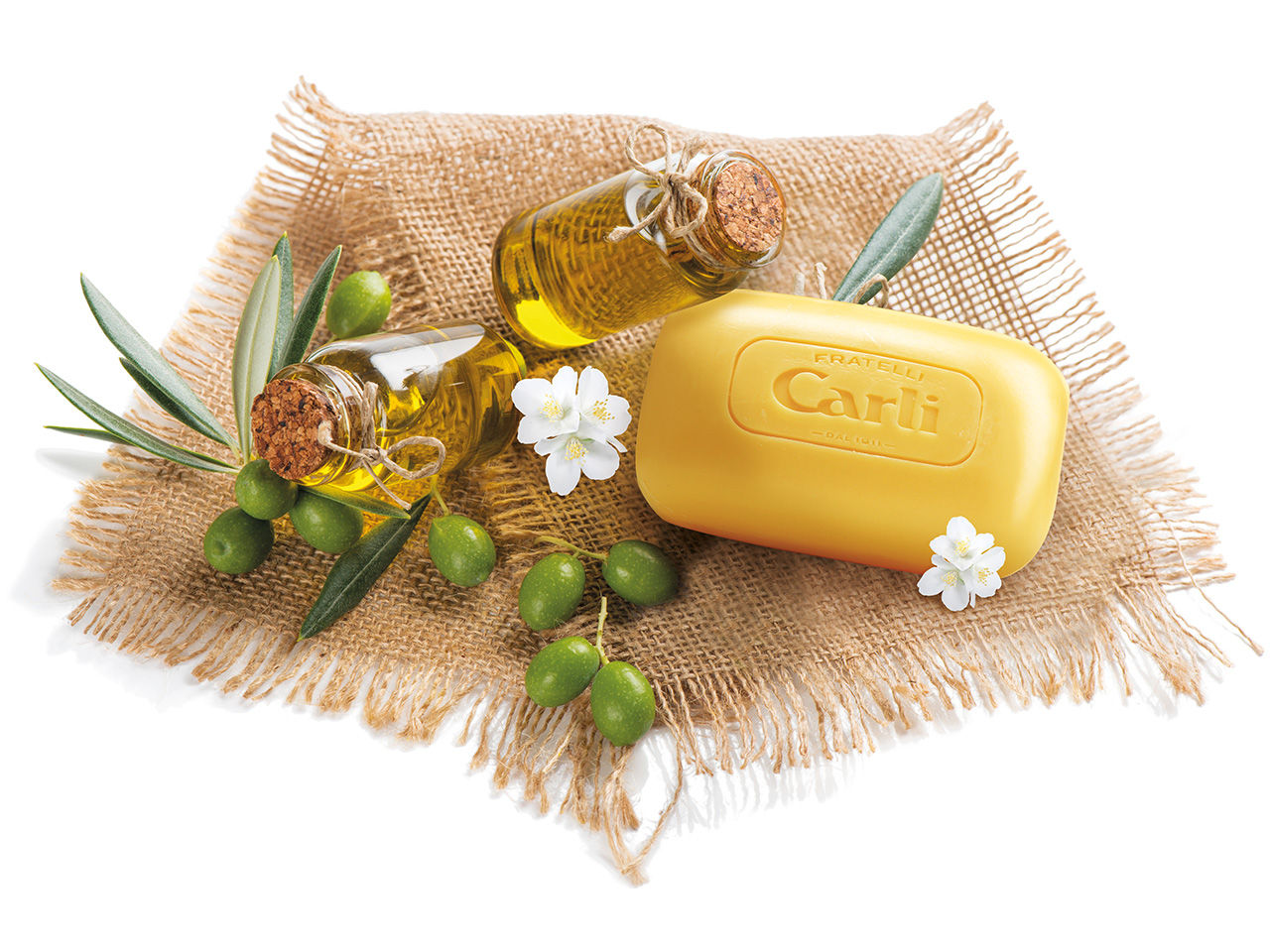 Saponetta vicino a olio di oliva e olive sfuse