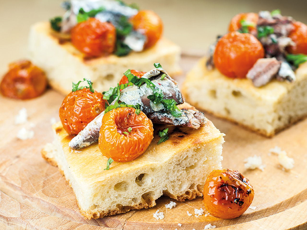 Focaccia con sardine e pomodorini