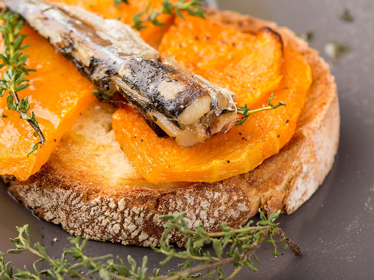 Tartina con peperoni grigliati e sardine