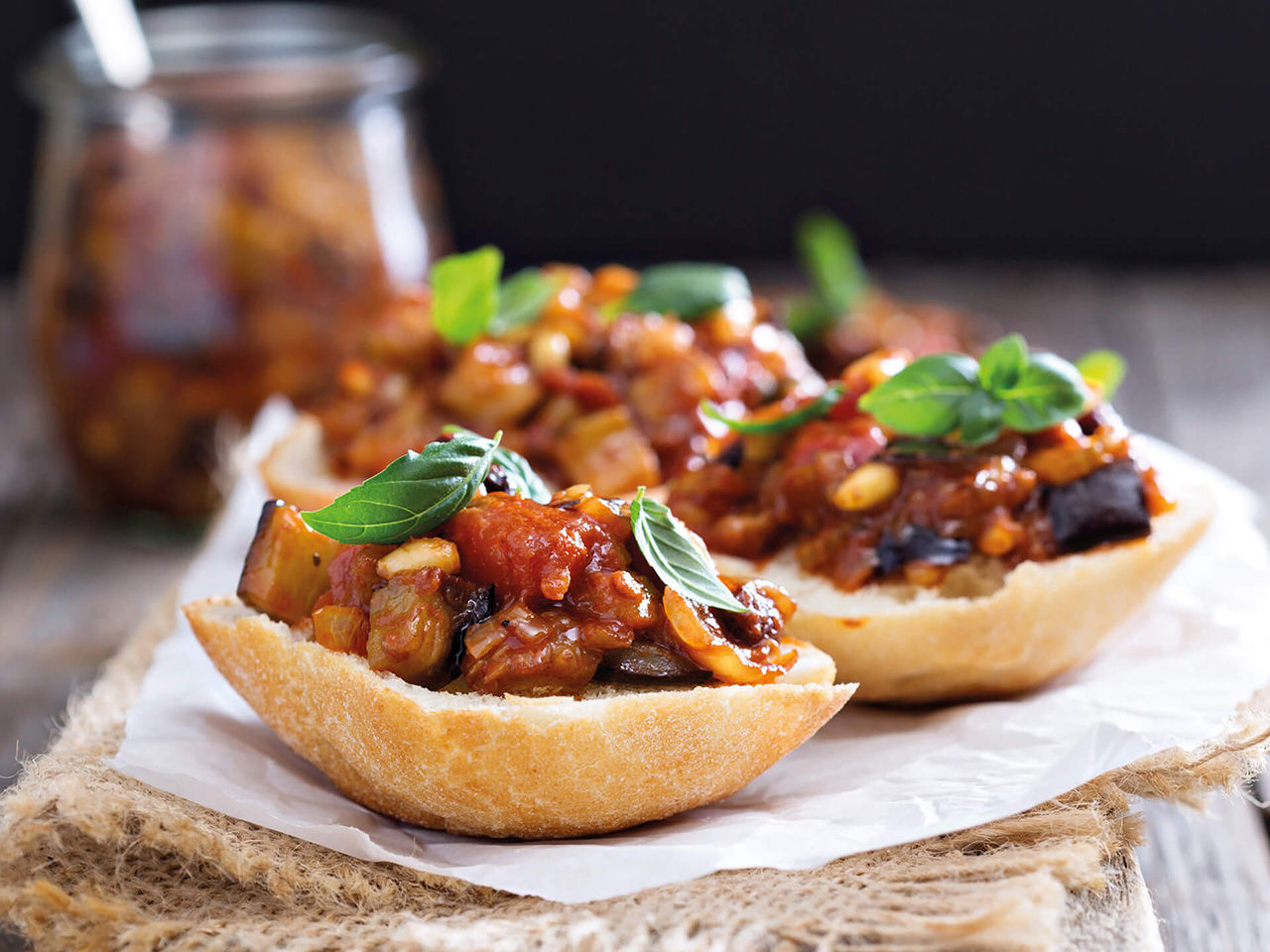 Tartine con sugo di melanzane