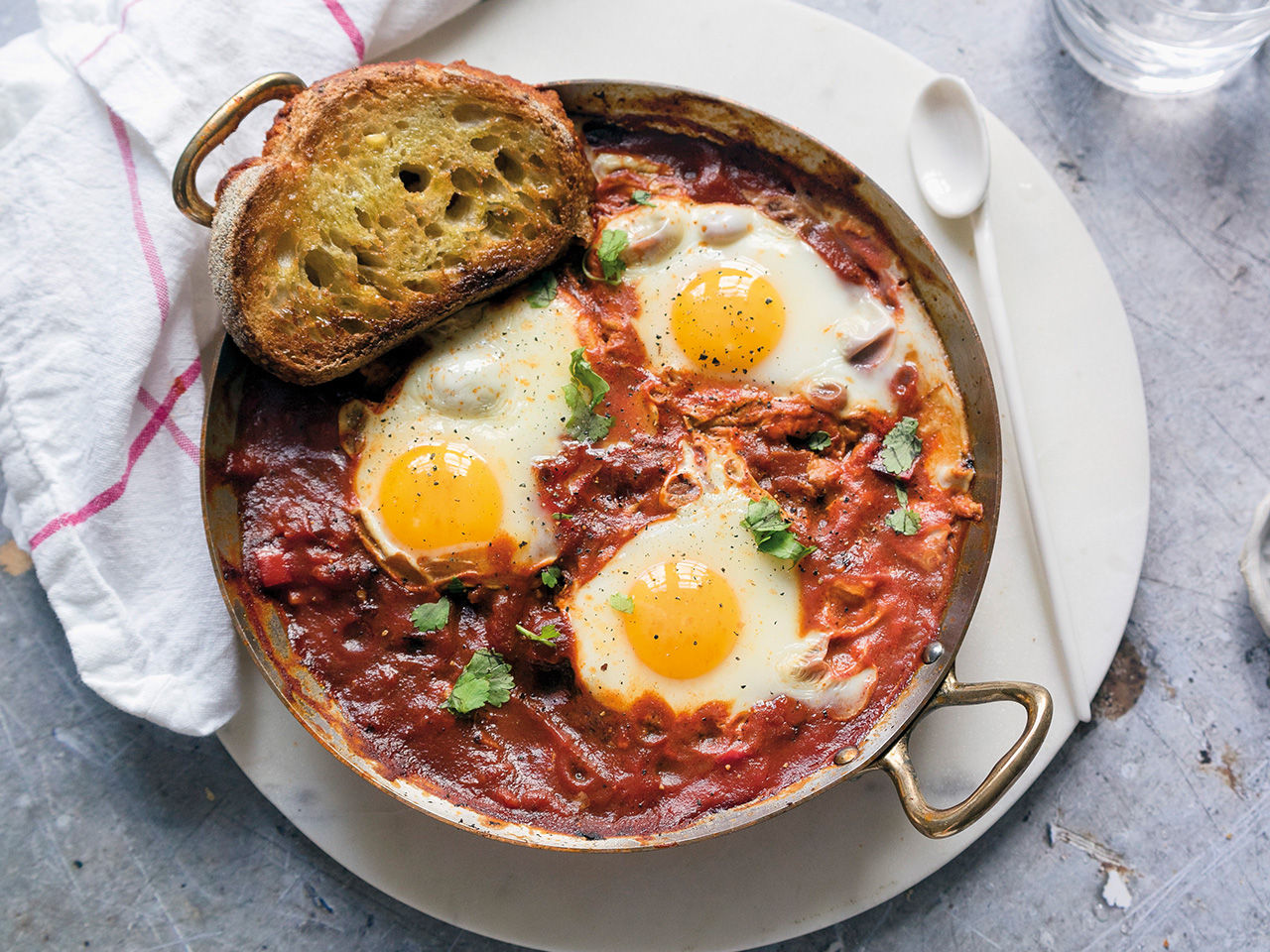 Uova al sugo di pomodoro e basilico