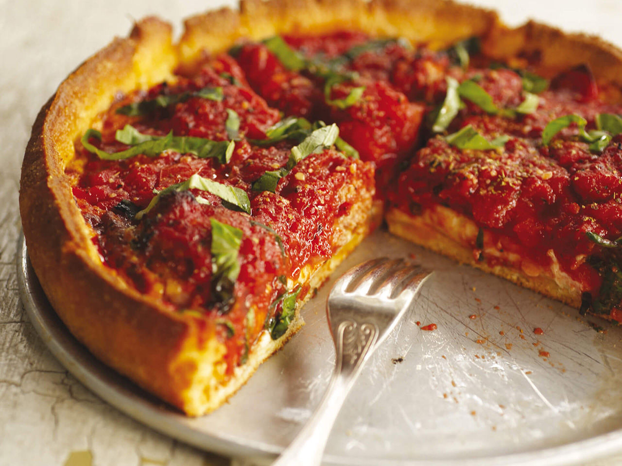 Pizza con sugo pomodoro e basilico