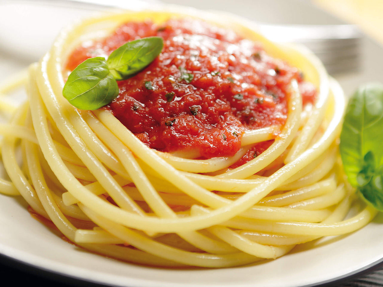 Spaghetti al sugo di pomodoro e basilico