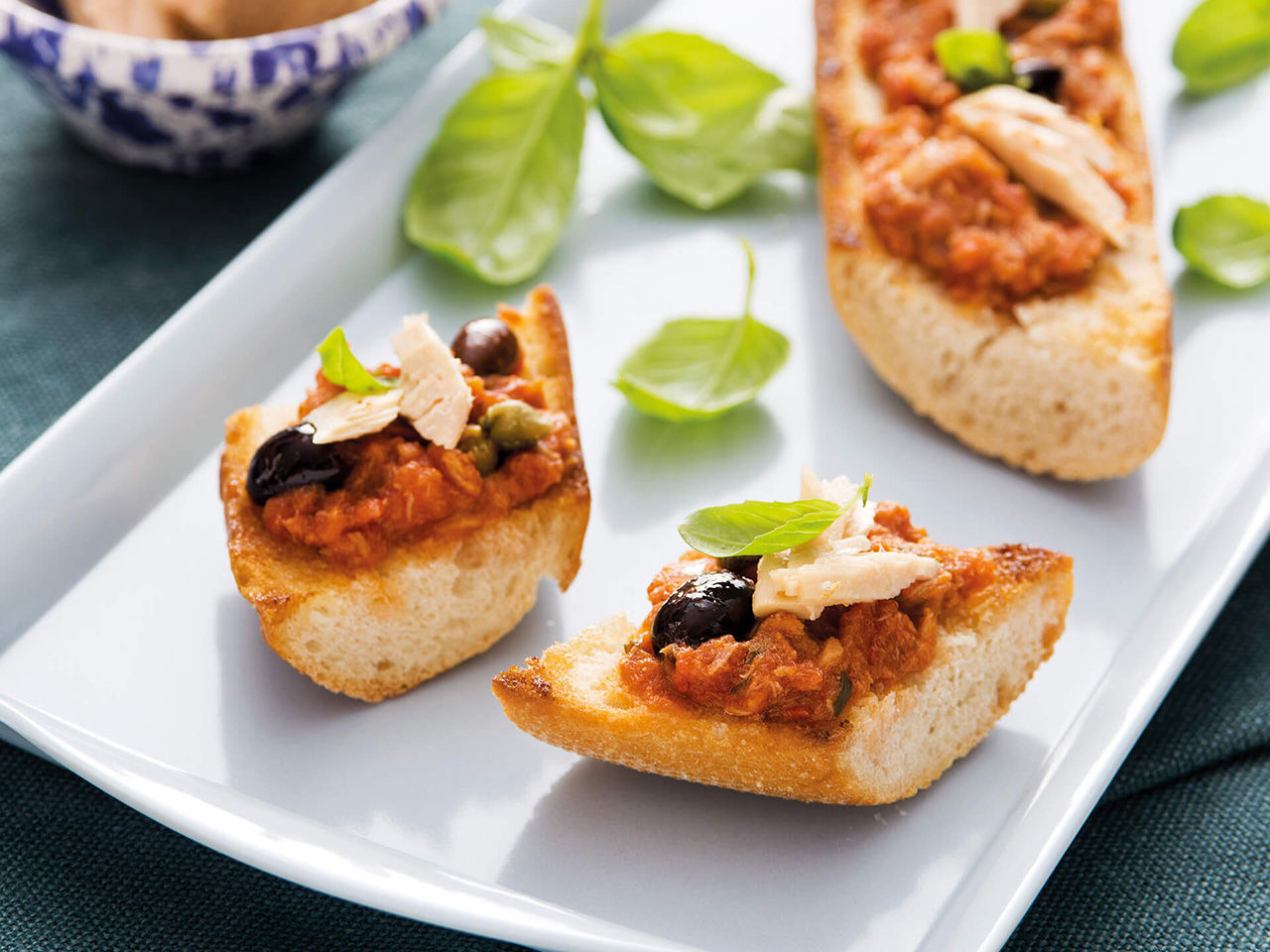 Tartine con sugo al tonno e olive
