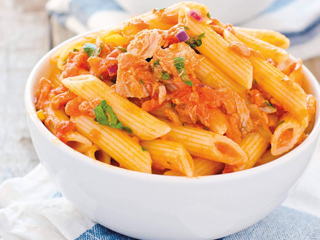 Penne al sugo con tonno