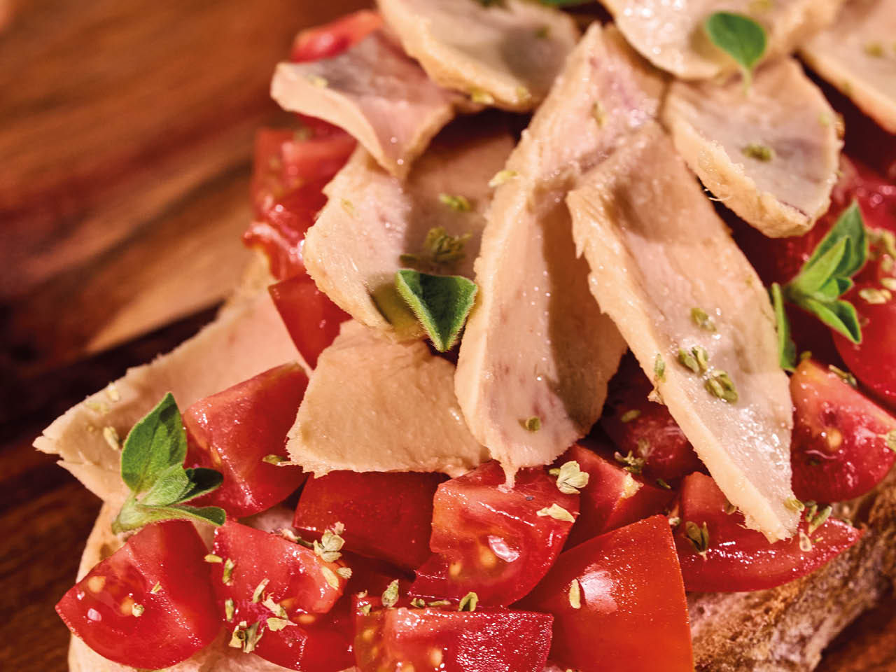 tonno su bruschetta con pomodori
