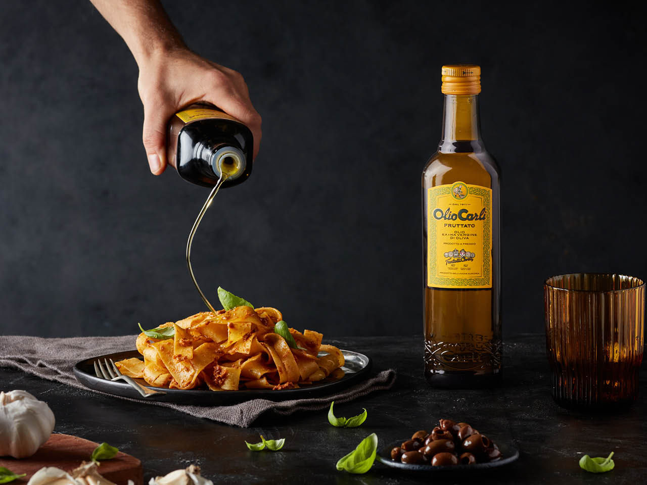 Versata di OLIO CARLI Extra Vergine di Oliva Fruttato su fettuccine al Sugo Pomodoro e Basilico Fratelli Carli