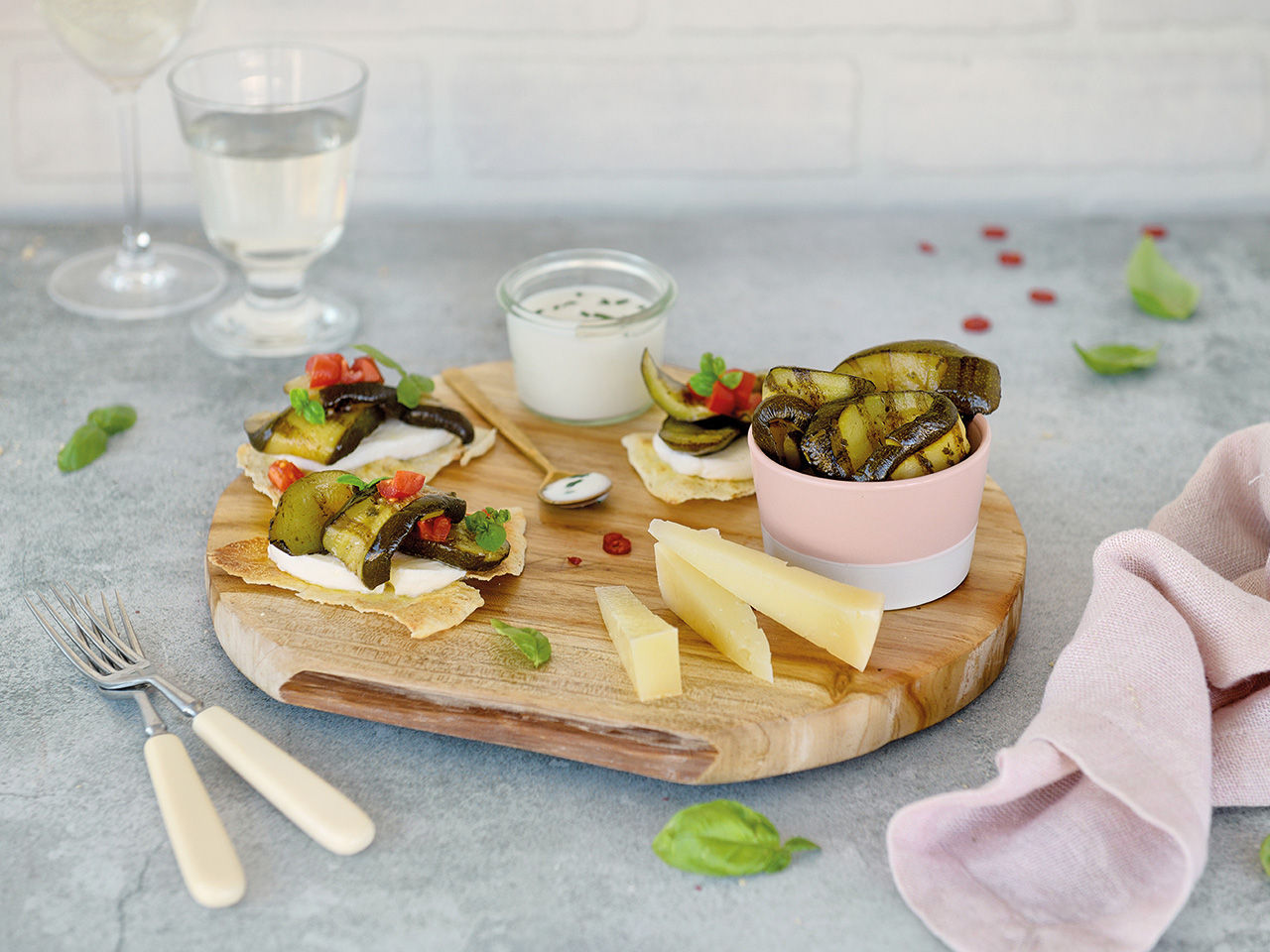 Tagliere con formaggi e zucchine grigliate