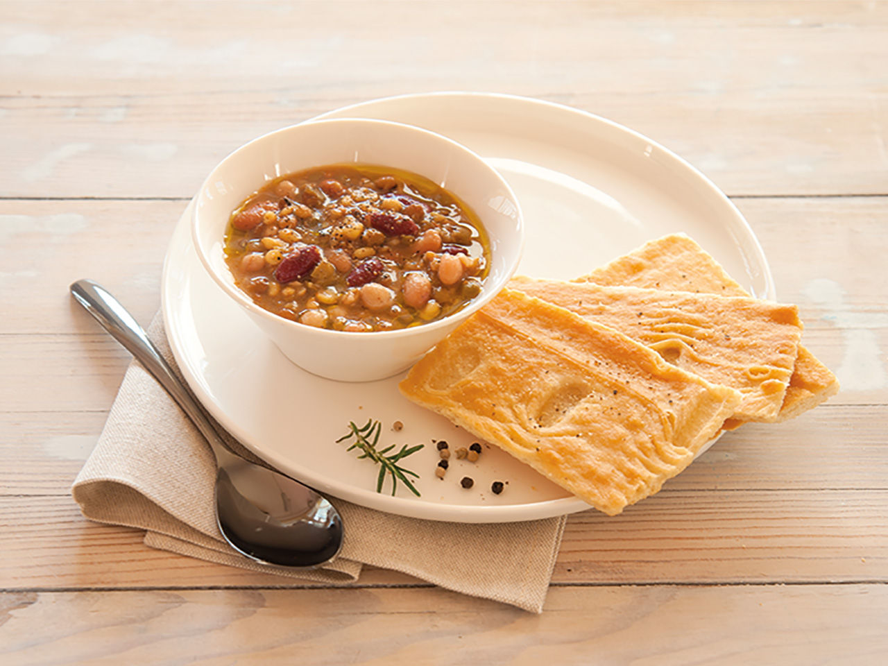 zuppa accompagnata da focaccia