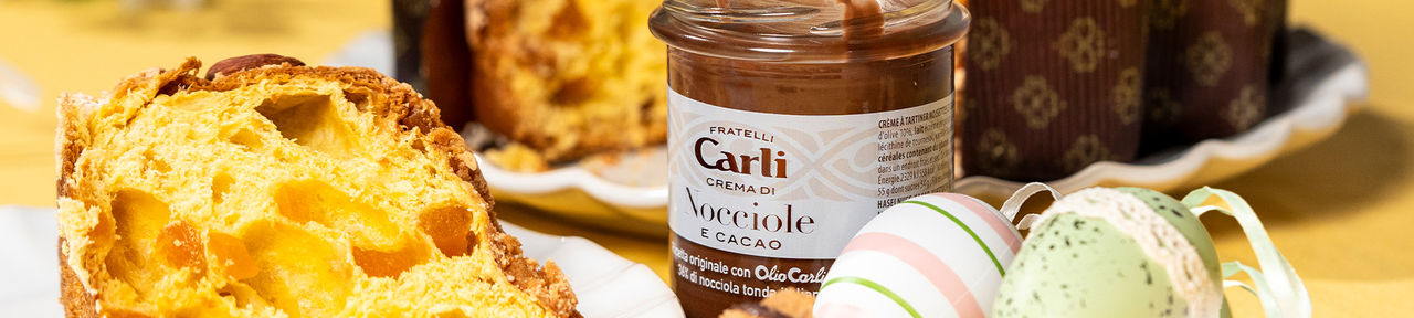 Fetta di Torta con a fianco un barattolo di crema di nocciole e degli ovetti di Pasqua