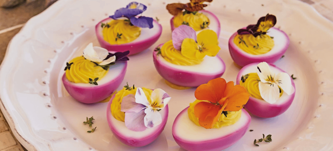 uova colorate per il pranzo di pasqua