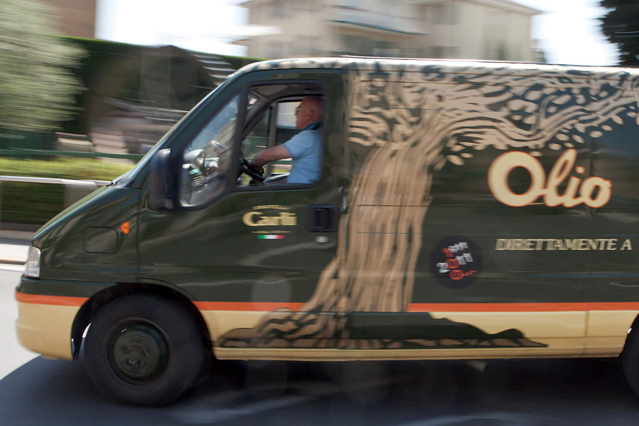 Furgoncino Carli in movimento